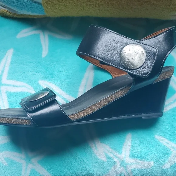 Taos Carousel 2 Black Modern Comfort Sandals - Picture 6 of 11